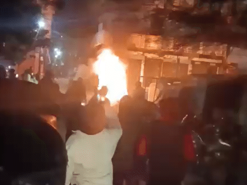 जयपुर के ईदगाह इलाके में एक कार बिजली के खंभे से टकरा गई, जिसके बाद कार में भीषण आग लग गई, इसकी चपेट में आने से पास खड़ी एक नई बाइक भी जल गई, लोग वीडियो बनाते रहे