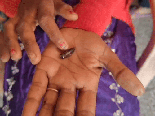 जांघ से निकली गोली दिखातीं कविता।