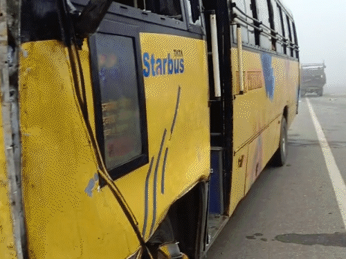 दौसा के मंडावरी इलाके में घने कोहरे के कारण प्राइवेट बस सड़क किनारे खड़े लकड़ी से भरे जुगाड़ से टकरा गई।