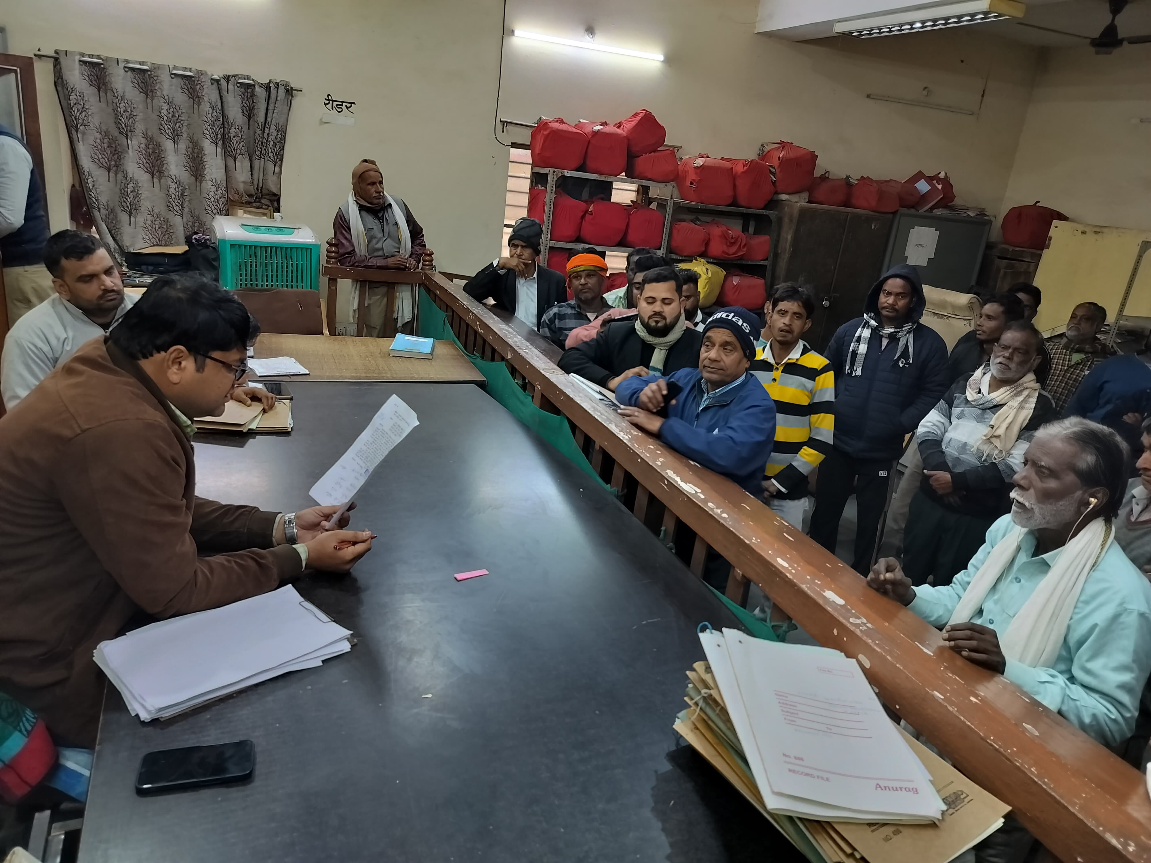 वेतन भुगतान न होने से नाराज कर्मचारियों ने नारेबाजी की और उपखंड अधिकारी दीपक मित्तल को ज्ञापन सौंपा।