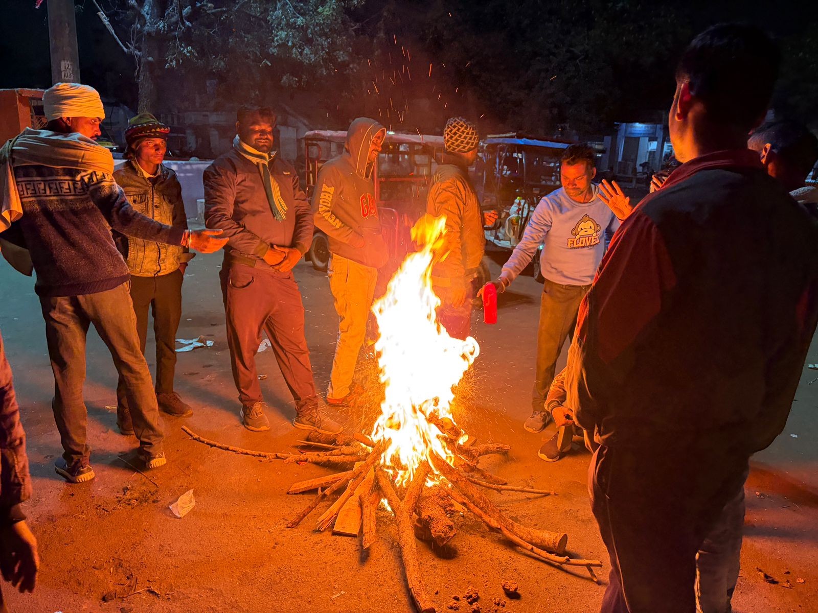 ठंड से बचने लोग अलाव का सहारा ले रहे हैं।