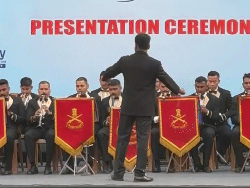 देशभक्ति गीतों और सुमधुर धुनों की प्रस्तुति पर सभागार में मौजूद सभी लोग रोमांचित हो उठे और वातावरण देशप्रेम से सराबोर हो गया।