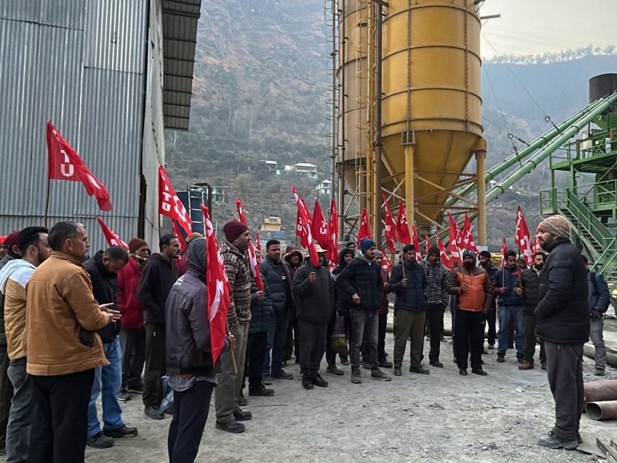 सीटू की अगुआई में अमेरिका के खिलाफ प्रदर्शन करते लोग