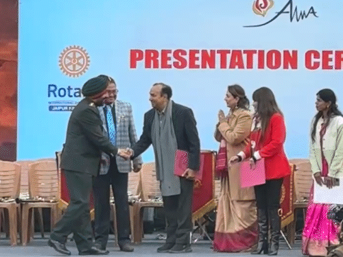 कार्यक्रम के दौरान भामाशाहों की ओर से आर्मी वुमेन वेलफेयर एसोसिएशन को स्कूटी और आर्थिक सहायता भी प्रदान की गई।