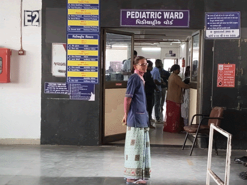 इसी वार्ड में बच्ची की मौत हुई है।