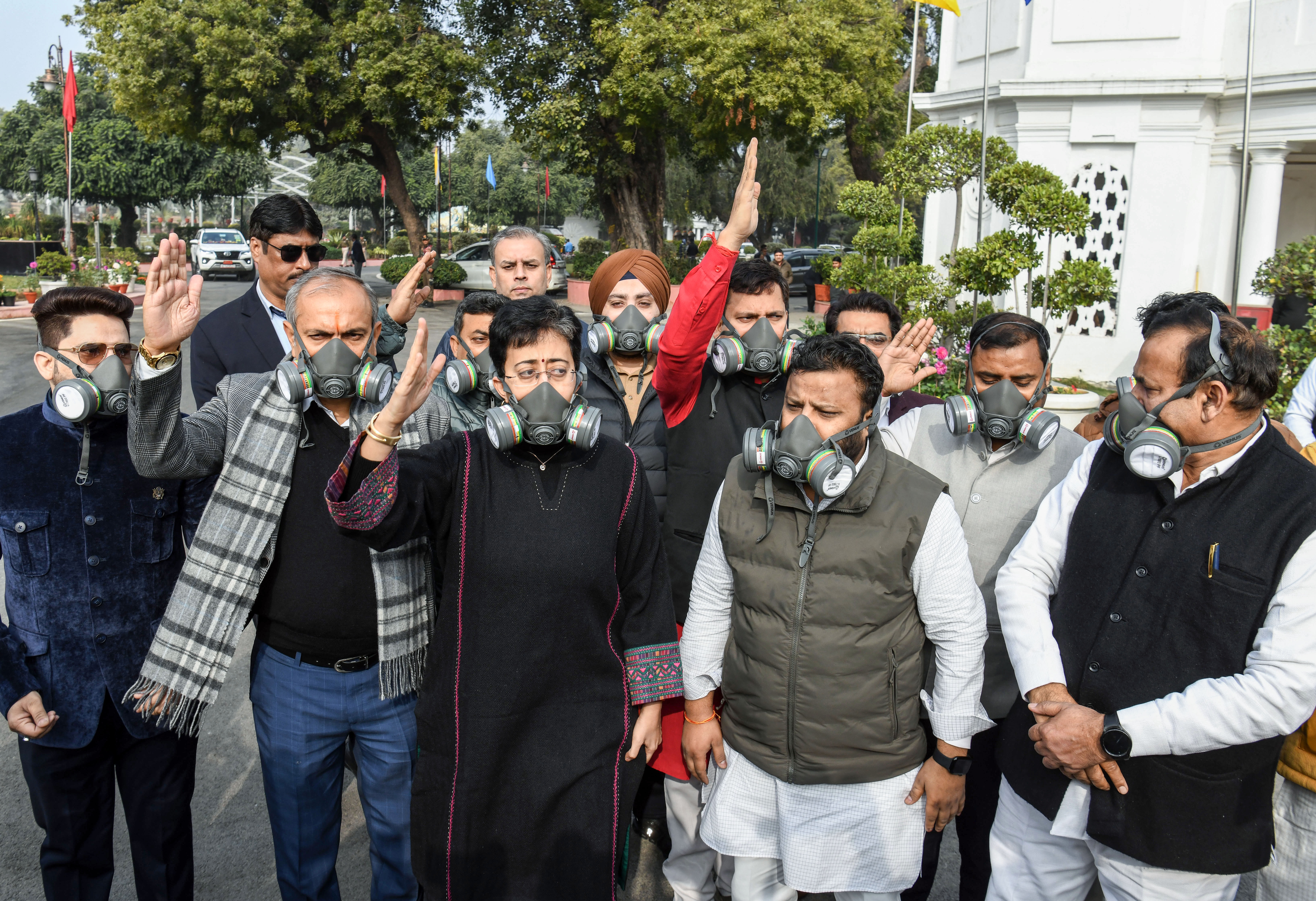 आप विधायकों ने सरकार के खिलाफ नारेबाजी की।