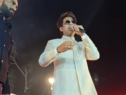 सिंगर शहजाद अली जयपुर के जवाहर कला केंद्र में राजसखी राष्ट्रीय मेले के समापन समारोह में प्रस्तुति देने आए थे।