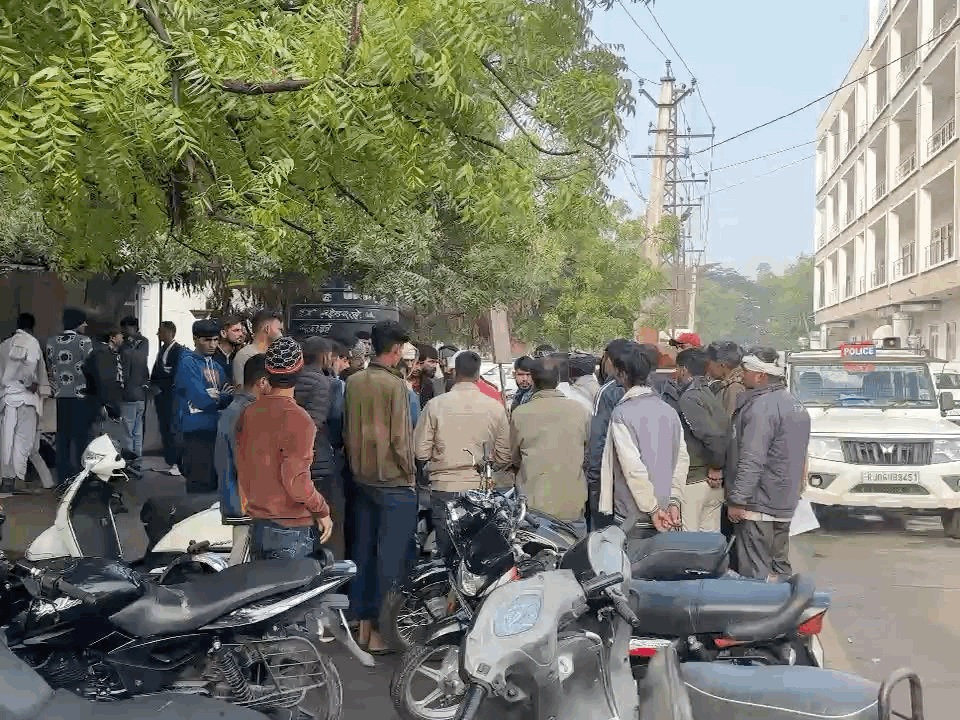 पोस्टमॉर्टम के दौरान बड़ी संख्या में लोग इकट्ठा हुए थे।