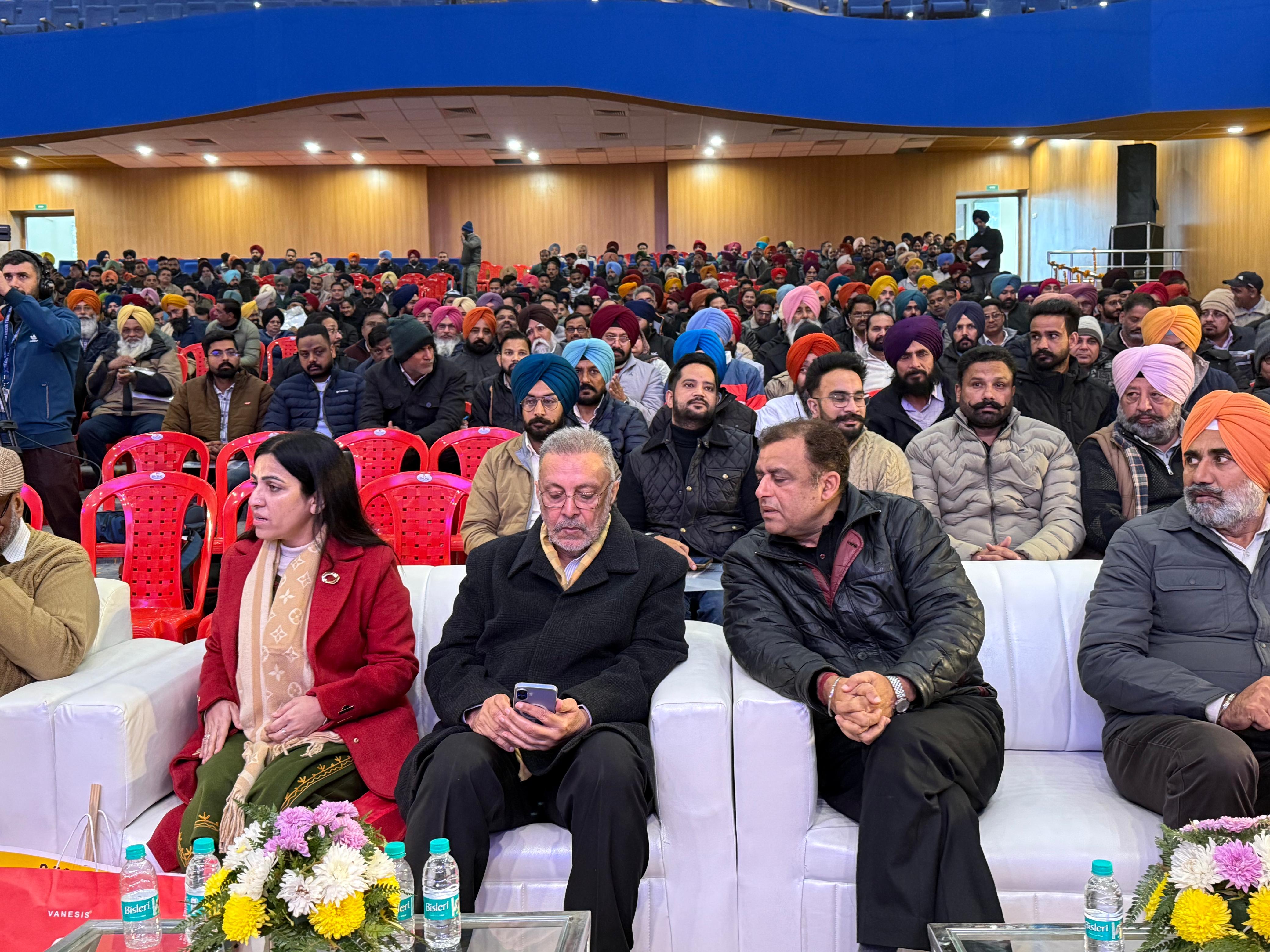 मोहाली में समारोह के दौरान उपस्थिति डॉक्टर बलबीर सिंह।