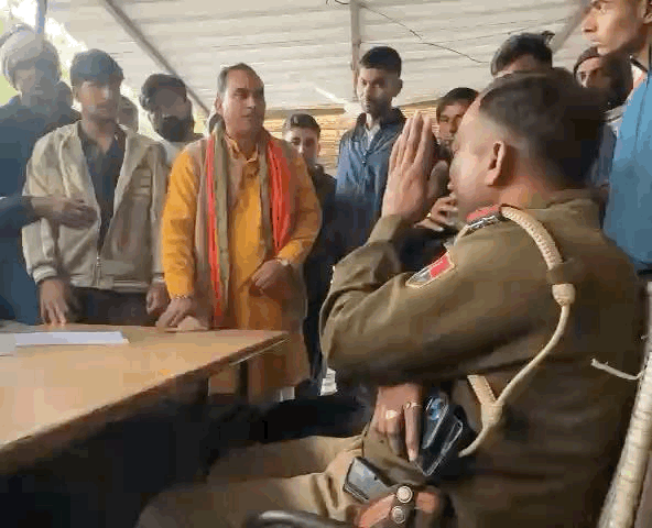 अस्पताल चौकी के बाहर लोगों से समझाइश की गई थी।