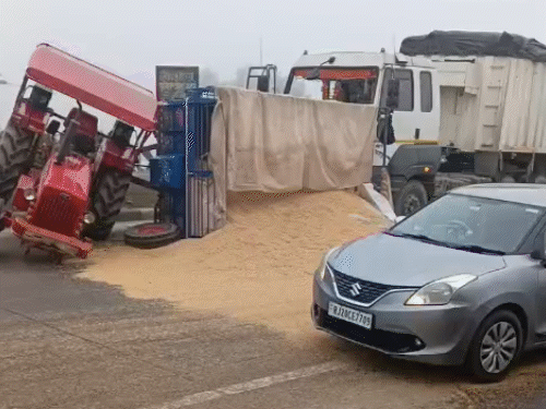 बूंदी में घने कोहरे के कारण ट्रेलर ने ट्रैक्टर-ट्रॉली को पीछे से टक्कर मार दी। हादसे में बुजुर्ग की मौत हो गई।