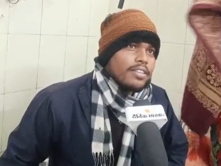 जानकारी देते हुए मरीज के परिजन अभिषेक।