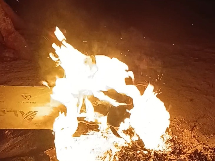 ठंड से बचने के लिए अलाव का सहारा।