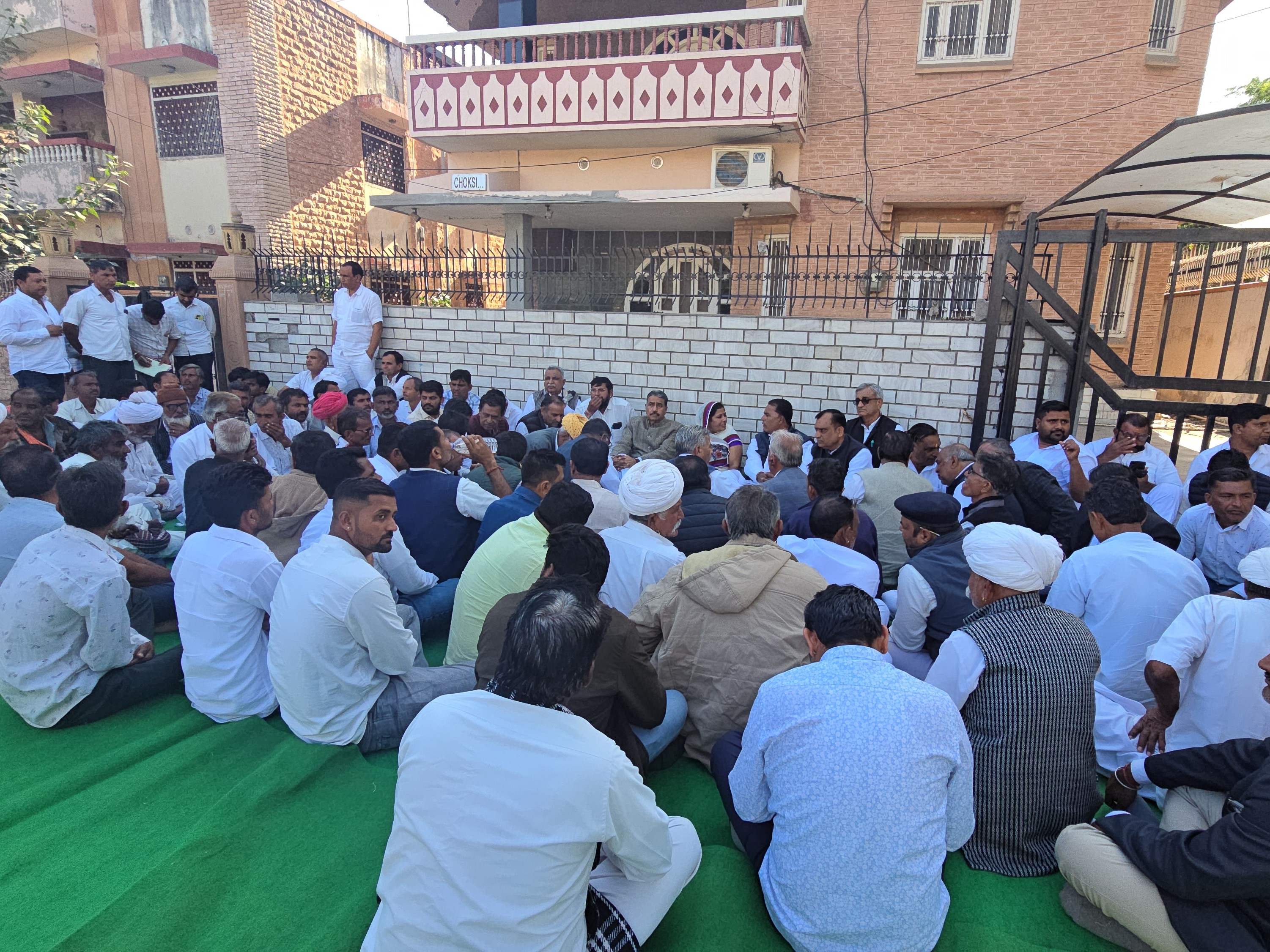 बालोतरा कलेक्ट्रेट के बाहर कांग्रेस कार्यकर्ता धरने पर बैठे।