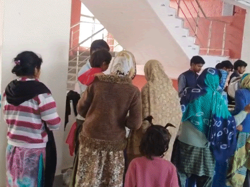 अस्पताल के बाहर मरीजों की लंबी कतार लगी हुई है।