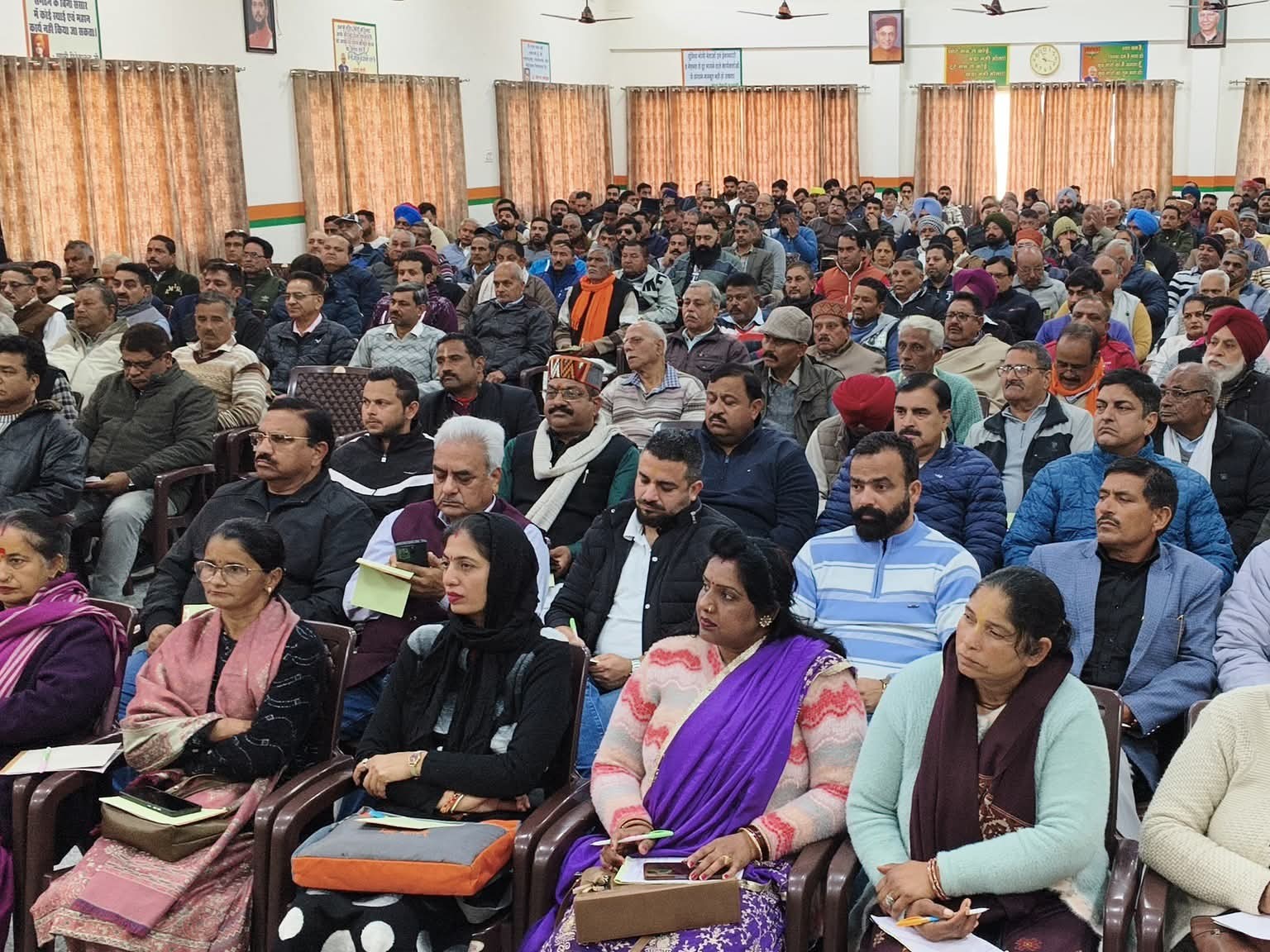 बैठक में मौजूद भाजपा कार्यकर्ता।