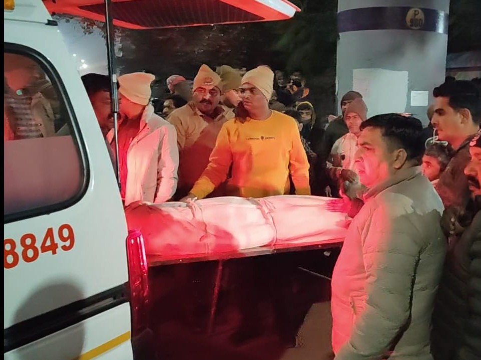 फरीदाबाद में वेल्डिंग के दौरान झुलसे कर्मचारी की मौत:  इलाज के दौरान तोड़ा दम, परिजनों ने कंपनी गेट पर किया प्रदर्शन, आर्थिक सहायता की घोषणा – Ballabgarh News