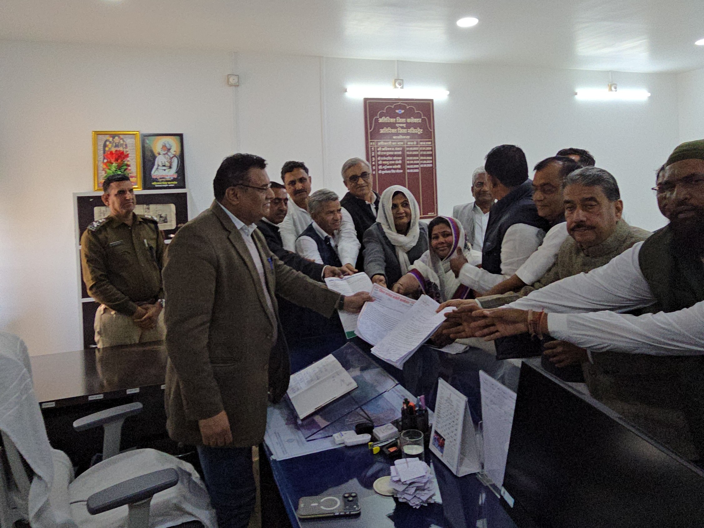 कांग्रेस कार्यकर्ताओं ने अपनी मांगों को लेकर अतिरिक्त जिला कलेक्टर को ज्ञापन सौंपा।