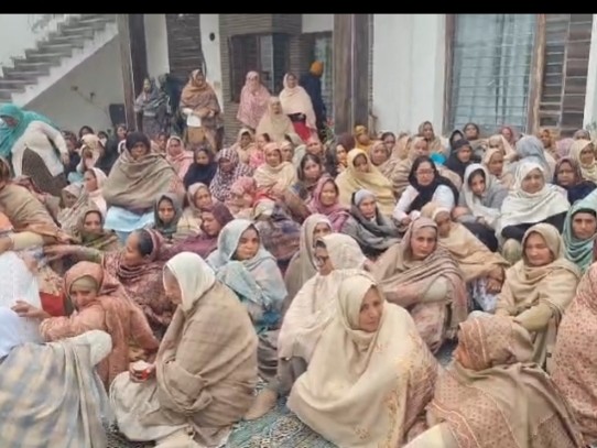 घर पर परिजनों सांत्वना देने पहुंची महिलांए।