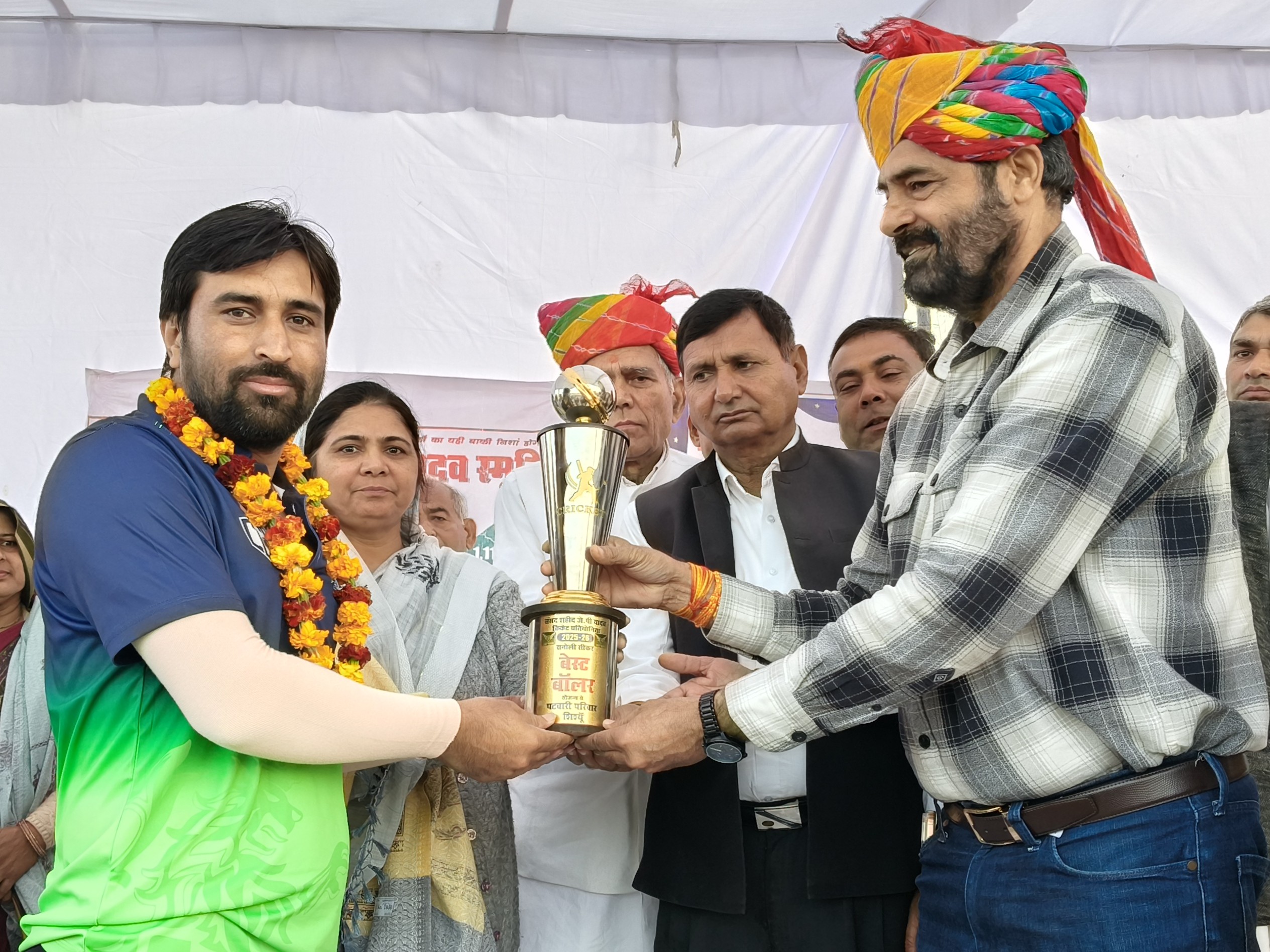 विजेता टीम चौधरी सीकर को 1 लाख 11 हजार रुपए नकद और ट्रॉफी देकर सम्मानित किया।