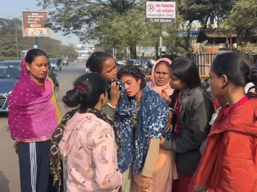 पति की मौत की खबर सुनकर पत्नी ललिता महानंद बेहोश हो गई।