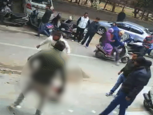 सड़क पर ले जाकर युवक की पैंट उतार दी। इस दौरान लोग तमाशबीन रहे।