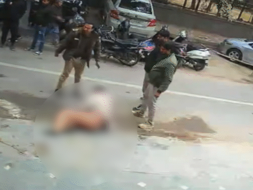 मौके पर पुलिस पहुंची, तब जाकर आरोपियों ने युवक को छोड़ा।