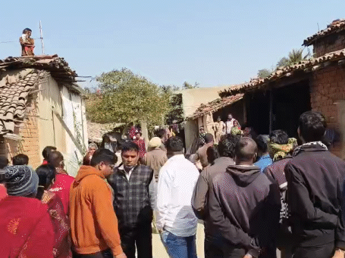 पड़ोसी को घर के पास बाड़ी में ले गया और वहां कुल्हाड़ी से वार ले ली जान।