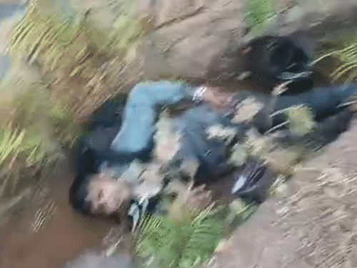 बाइक पर सवार दूसरा रेल पटरी से दूर बने नाली में जा गिरा। इस हादसे में उसके दोनों पैर फ्रैक्चर हो गए।