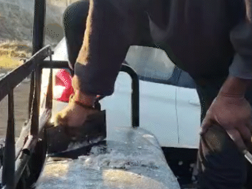 मध्य प्रदेश के पचमढ़ी में सोमवार को कड़ाके की सर्दी के चलते ओस जम गई।