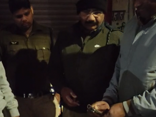 अरशद खान से बटनदार चाकू बरामद हुआ।