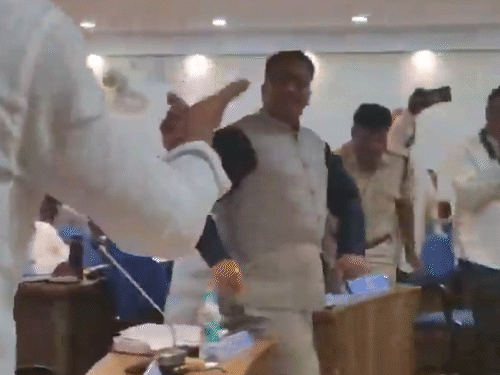 मीटिंग में कांग्रेस MLC, BJP विधायक की तरफ बढ़े और हाथ उठाया।