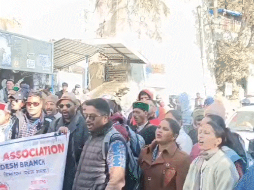 सचिवालय के बाहर दृष्टिबाधितों ने किया चक्का जाम