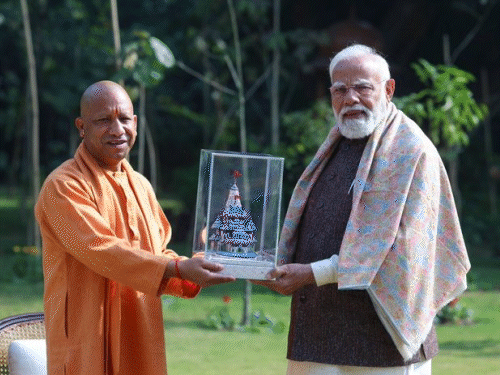 सीएम योगी ने पीएम मोदी को राम मंदिर का प्रतीक चिह्न भेंट किया।