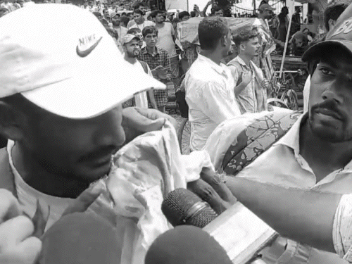 STET परीक्षा की मांग को लेकर अभ्यर्थी कई दिनों से प्रदर्शन कर रहे थे। प्रदर्शन के दौरान उनपर लाठीचार्ज भी हुआ था, जिसमें कई स्टूडेंट घायल हुए थे।