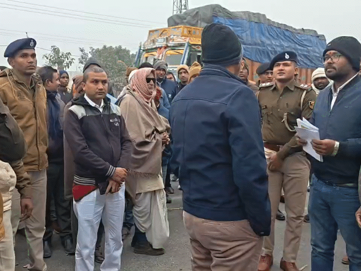 शिवलिंग की सुरक्षा और भीड़-ट्रैफिक को मैनेज करने के लिए तैनात पुलिस।