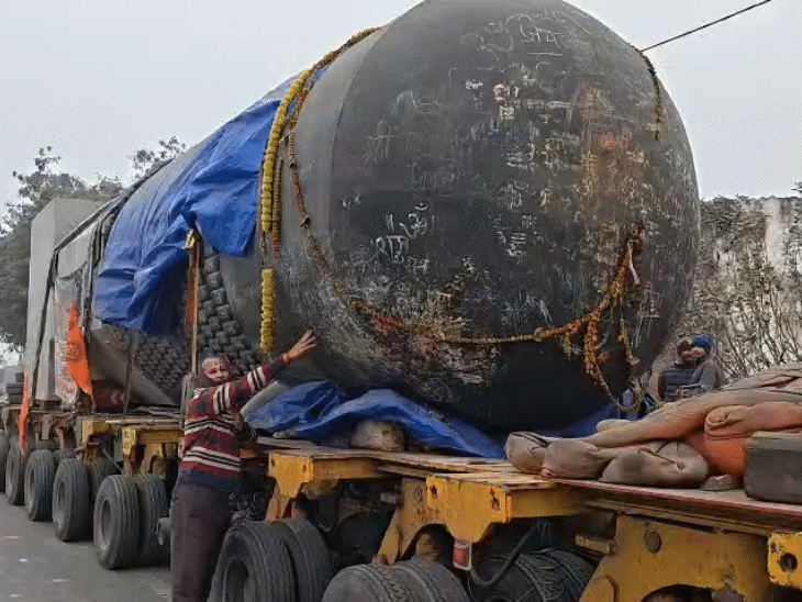 यह विशाल शिवलिंग फिलहाल यूपी-बिहार बलथरी चेकपोस्ट पर रुका हुआ था।