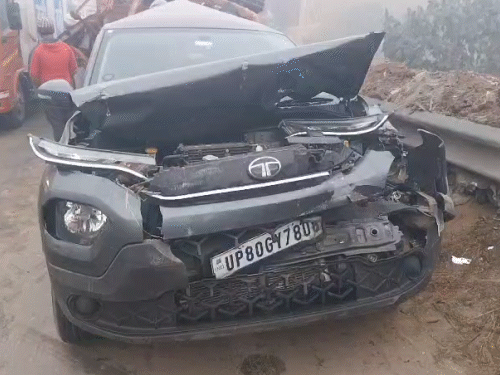 आगरा-ग्वालियर हाईवे पर कोहरे के चलते 7 वाहन आपस में टकरा गए।