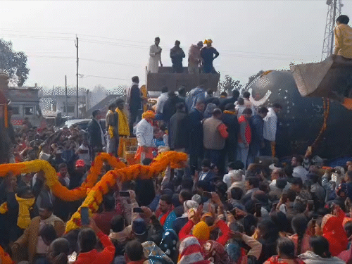 शिवलिंग को 100 फीट की माला पहनाई गई।