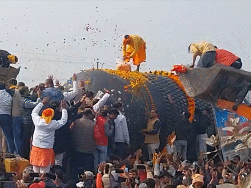 बुलडोजर से शिवलिंग पर फूल बरसाए गए।