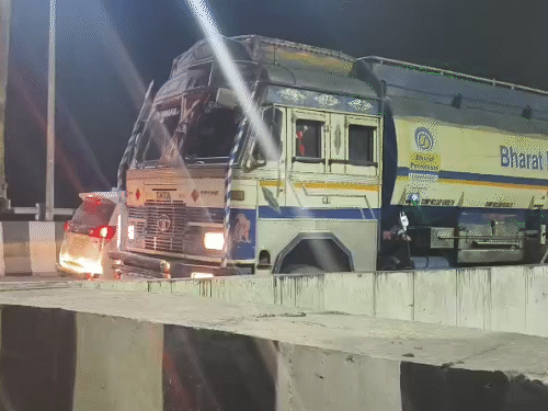 जाम के दौरान कई गाड़ियां फंसी रही।