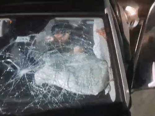 टक्कर इतनी जोरदार थी कि कार के एयर बैग तक निकल गए।