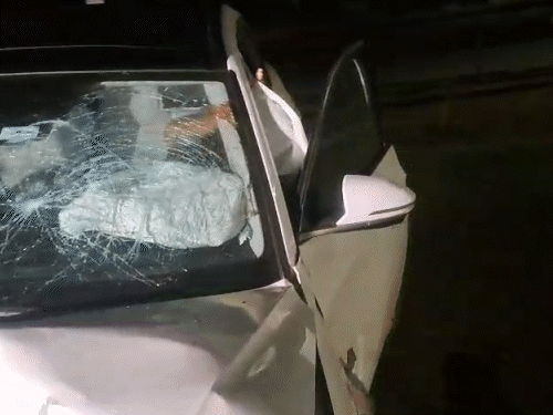 बाइक को टक्कर मारने के बाद कार के सामने का हिस्सा बुरी तरह डैमेज हो गया।