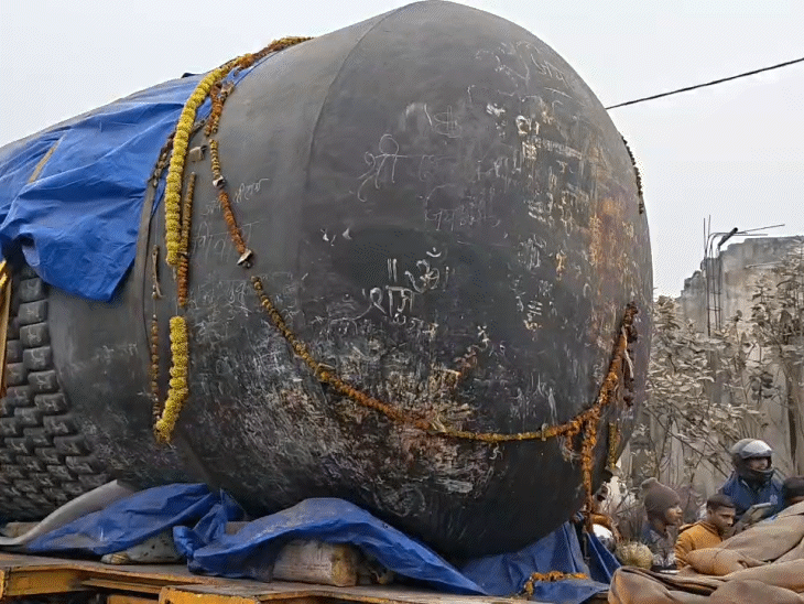 तमिलनाडु के महाबलिपुरम से दुनिया का सबसे बड़ा शिवलिंग बिहार पहुंचा है।