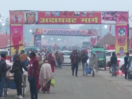 प्रयागराज में माघ मेले के दौरान भारी संख्या में श्रद्धालु त्रिवेणी संगम घाट पहुंच रहे हैं।