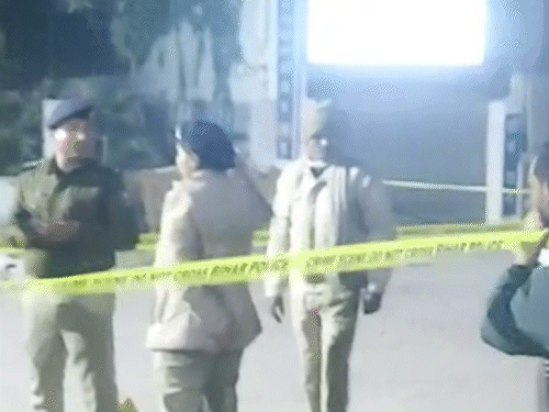 गोलीबारी के बाद मौके पर पहुंची पुलिस।