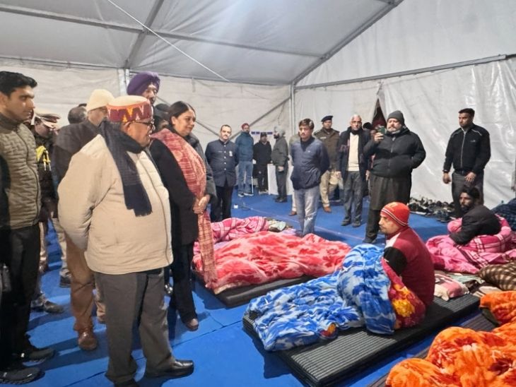 चंडीगढ़ प्रशासक गुलाबचंद कटारिया और मेयर हरप्रीत कौर बबला बात करते हुए।