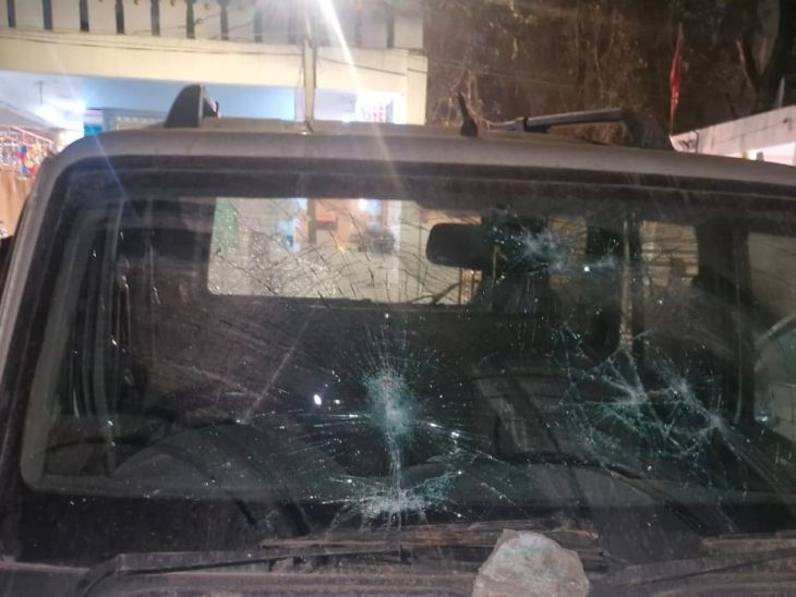 शरारती तत्वों द्वारा गाड़ी क्षतिग्रस्त कर दी गई।