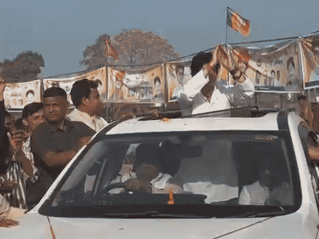 महान आर्यमन सिंधिया कार की सनरूफ से टकरा गए। करीब 40 मिनट तक निगरानी में रखने के बाद उन्हें अस्पताल से डिस्चार्ज कर दिया गया। - Dainik Bhaskar