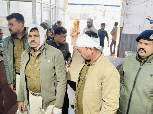 पुलिसकर्मियों पर पत्थर फेंकते ग्रामीण। इसमें दो पुलिसकर्मी घायल हुए है। - Dainik Bhaskar
